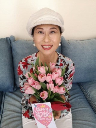 葉倩文慶祝58歲生日，和90歲老母親一起露面，手捧鮮花真年輕