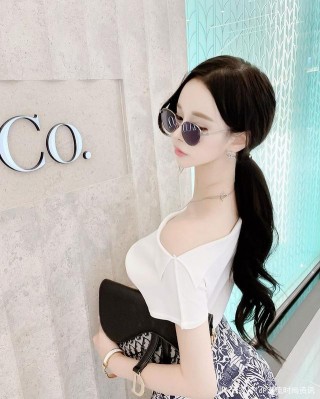 潮流穿搭：藍色半身裙搭配露肩衫，時尚又有氣質