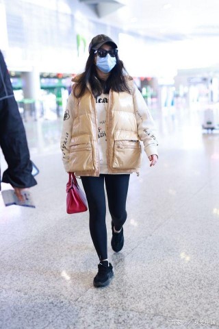 冉瑩穎戴著皮質棒球帽搭配黑色無痕褲，時尚健美又很有潮流氣質