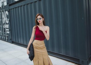 時尚美女：小露香肩的高挑模特，氣質絕佳！