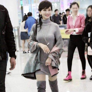 63歲趙雅芝現身機場, 打扮的比小姑娘要時髦, 腳上靴子真心好看