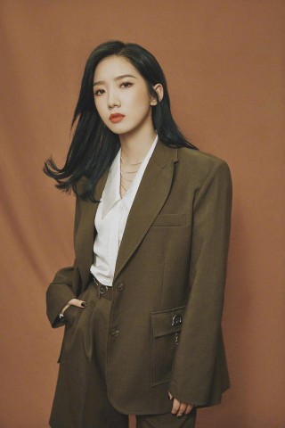 孟美岐穿出職場OL範兒，軍綠套裝白色高筒靴，簡約時尚氣場足