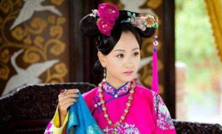 她出身董鄂氏一族，得知姐姐之死會影響她，她主動為皇上殉葬