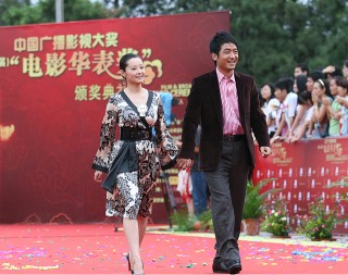 袁立一笑酒窩好迷人，曲線優越穿花哨禮服裝，越看越有成熟魅力