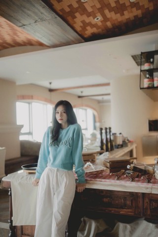 沈夢辰簡約風家居服，藍色針織衫搭配白色長褲，慵懶又不失清新