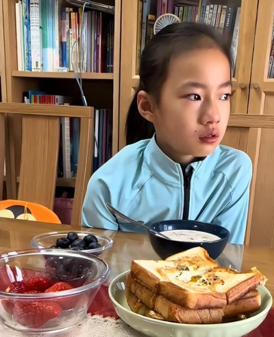 “早餐這麼豐盛，女兒卻翻了白眼”，網友忍不了了：餓她幾頓就老實了