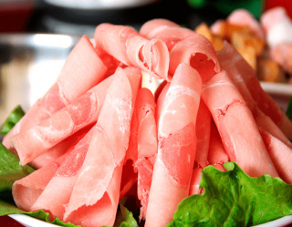 吃涮羊肉，有些羊肉卷能煮出沫，有些卻沒有沫，為啥？答案在這兒