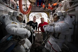 NASA宇航員走出國際空間站 進行第237次太空行走