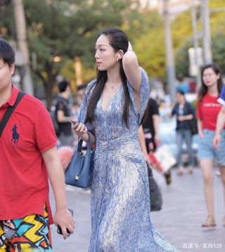 二十歲女孩穿“塑料紙裙”上街，姐姐的身材跟裙子可真般配