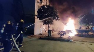 九江一汽車深夜爆燃，現場火勢凶猛，響聲不斷……