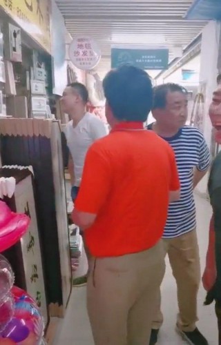 姜昆台州逛市場，朋友們前呼後擁顯身份，戴墨鏡玩魔