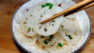 涼拌藕片時，牢記這3種料不要加，難怪藕片顏色發黑，不脆不好吃