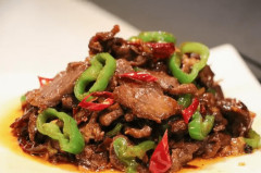 牛肉切了直接炒，難怪又老又柴，學會2招，牛肉滑嫩香軟，沒腥味
