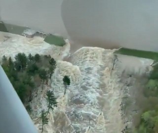 美國密西根州暴雨成災，三座水壩崩潰城鎮成澤國，居民逃離家園