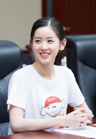 女人的手掌十指尖尖，手如竹筍，小指上翹，這樣的女人一定是富婆