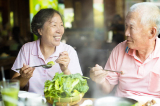 “吃飯八分飽”是錯的？醫生告誡：上了年紀後，吃飯時要注意這3點！_身體_進行了_飲食