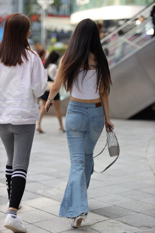 經不住“打底褲”的誘惑，時尚又顯身材，街頭女生豁出去了
