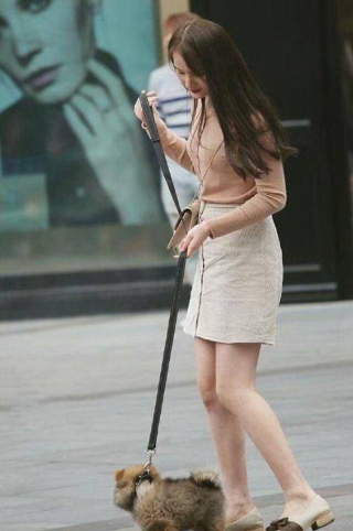 路人街拍：時尚時尚的小姐姐，走路自帶氣質，盡顯青春迷人氣息