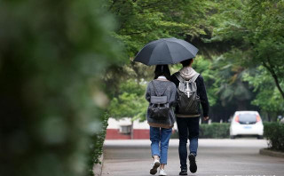 山東高校出現毆打事件，女生被打倒在地，圍觀者舉動讓人心寒