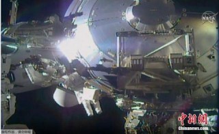 國際空間站宇航員太空行走安裝高速數據鏈路