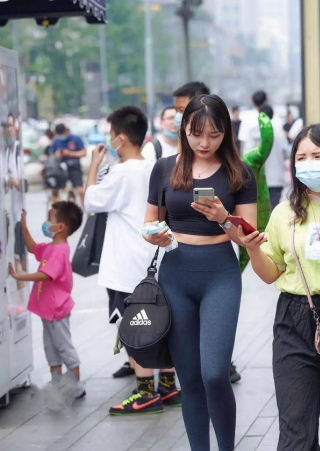 黑色露腰短袖搭配黑色居家時尚褲，完美的時尚氣質，更顯氣質
