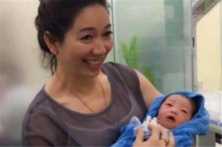 “最美外婆”產房外走紅，風頭蓋過嬰兒，外婆：看我女兒生的寶寶