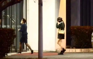 娛樂八卦：唐嫣深夜現身機場一路用手遮臉，穿短裙露大長腿