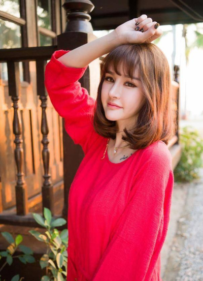 寬松的裙子也遮不住小姐姐的凹凸感，遮肉又顯瘦