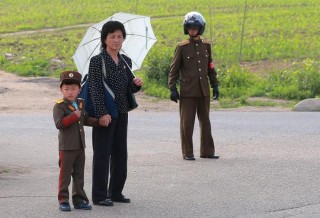 朝鮮街頭帶娃的年輕媽媽，你的內心我懂得