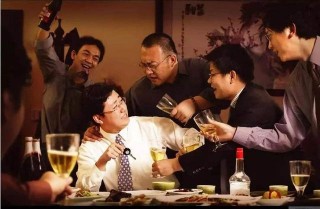 酒文化再無情感：不喝領導敬的酒，小楊被扇耳光