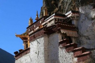 西藏嵌在懸崖之上的寺廟，已有1500年歷史，松贊幹部曾在此隱修
