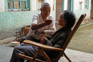 老年癡呆的禍端被拆穿，3種自以為是的養生“好習慣”，勸你改掉