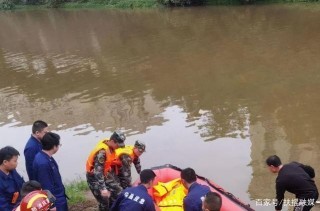 痛心！重慶一汽車沖進河裏，車上三人全部遇難