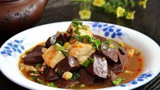美食推薦：羊血豆腐，紅燒鴨子，麻辣乾鍋田雞，黃瓜豬肝