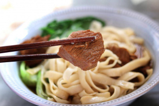湯汁醇厚牛肉大粒，好吃的牛肉面，自己下廚做一碗