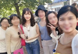 奶茶妹妹章澤天系絲巾扎馬尾校園遊走，學生打扮側顏超美很清純！
