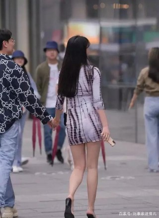 穿上連衣裙的穿搭走在街頭顯得十分灑脫，更具潮流時尚感