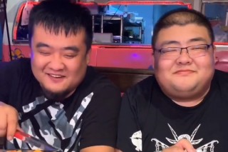 泡泡龍意外去世，美食大V胖猴仔繼續胡吃海喝，體型肥胖引人擔憂