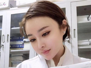 一山東女子白天當醫生，晚上成“金剛芭比”，臉蛋跟身材相差太遠