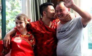 小伙和俄羅斯媳婦的婚禮照，網友的關注點卻在新娘的肚子上！