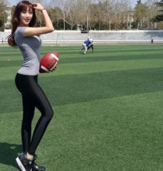 韓國高中的一名女體育老師，有著天鵝頸和直角肩，健身成就了她