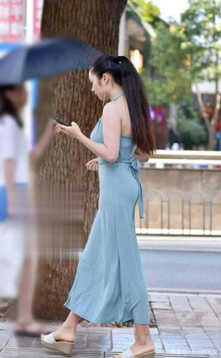 今年夏天的掛脖裙更加吃香，時尚好看又顯瘦，聰明的女人穿著