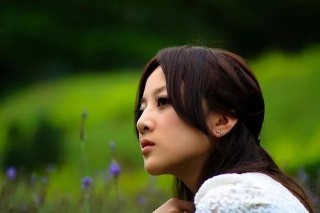 草地上的秀色美少女，清純甜美