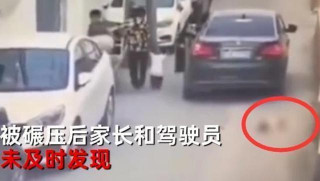 11個月寶寶從嬰兒車上掉下，看著就很揪心，這幾種人最好不要帶娃