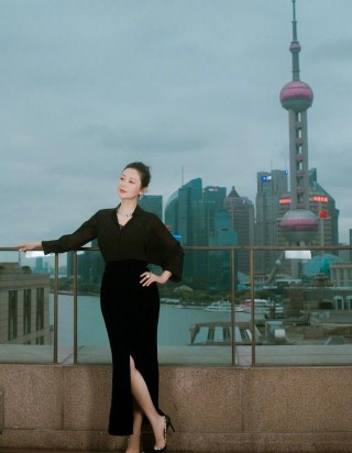 演員陳紅好年輕，身穿黑色襯衫搭配長裙，50歲氣質如初