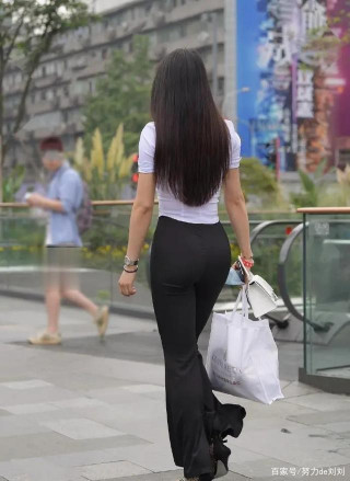 清涼穿搭的打底褲輕松穿出潮範，承載姑娘姣好的身材，輕松自在