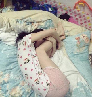女同事身材真好，她這是在幹什麼，我看不懂，有老司機知道麼？