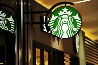 搞事？！賣杯子、開銀行、做月餅…不務正業的星巴克究竟有多心機