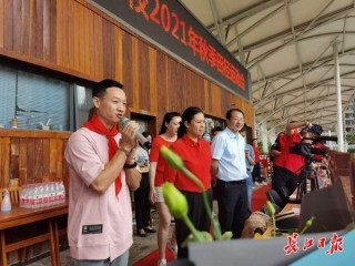 小學運動會上來了奧運冠軍，楊威現場為孩子們加油助威