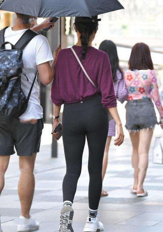 一貌傾城的瑜伽褲美女，搭配好上裝和鞋子，身材真好